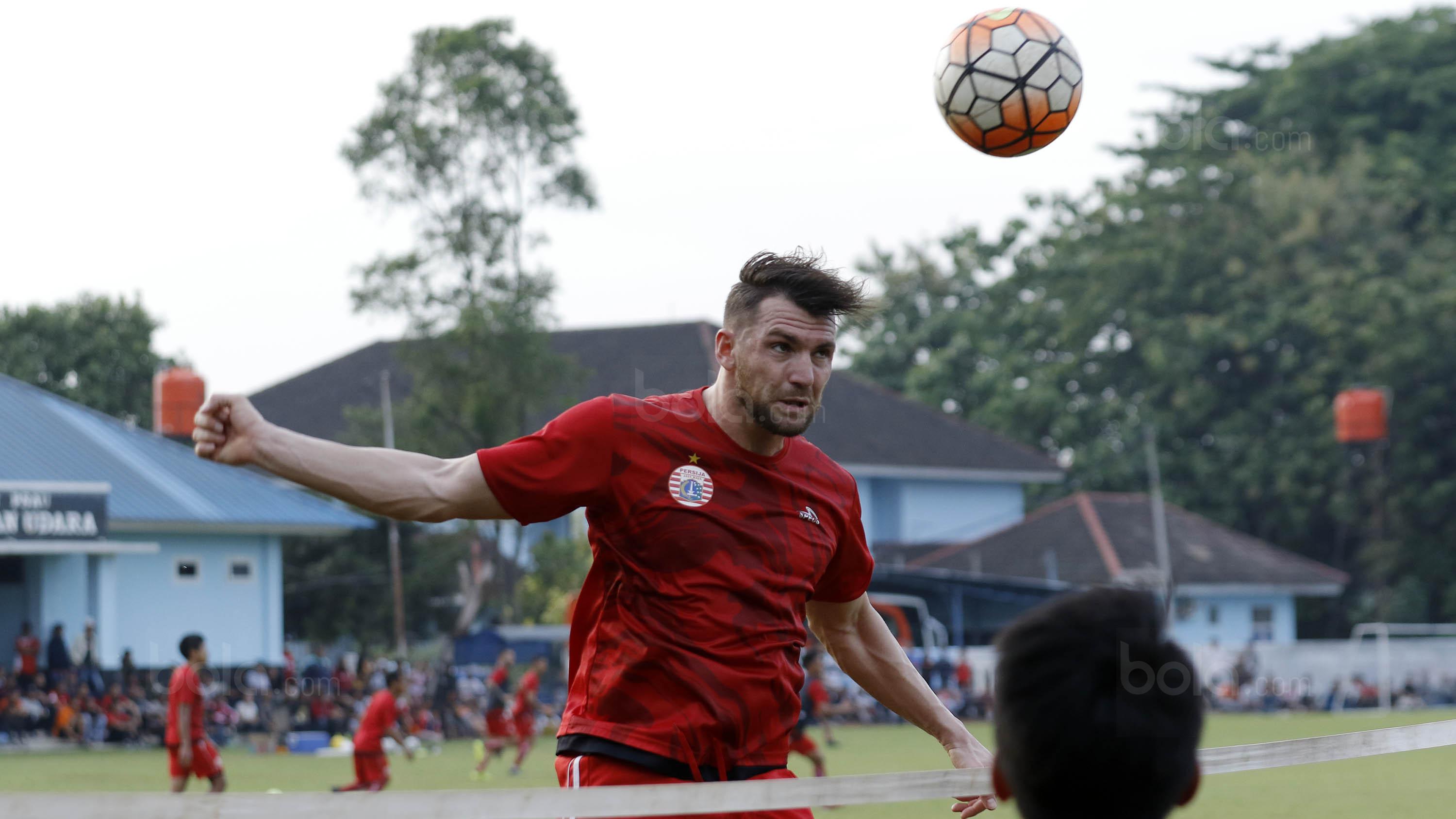 Pemain baru Persija, Marko Simic, saat mengikuti sesi latihan di Lapangan Sutasoma Halim, Jakarta, Jumat (29/12/2017). Striker asal Kroasia itu dikontrak Macan Kemayoran selama dua musim ke depan. (Bola.com/M Iqbal Ichsan)