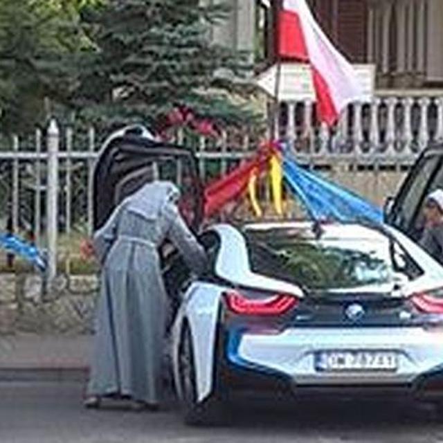 Tampil Modern Biarawati Kepincut Kendarai Bmw I8 Otomotif Liputan6 Com