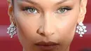 Model AS Bella Hadid berpose ketika ia tiba menghadiri pemutaran film "Rocketman" di Festival Film Cannes edisi ke-72 di Cannes, Prancis (16/5/2019). Bella Hadid tampil cantik mengenakan gaun tulle semi-tipis putih yang memukau oleh Dior Haute Couture. (AFP Photo/Loic Venance)
