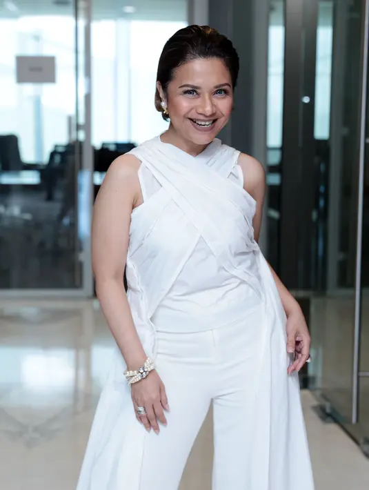 "Saya masih dipercaya menghibur orang, aktivitas saya masih padat dan aktif. Kembali lagi, bagaimana kita memanaje waktu, dan saya bersyukur anak dan suami sangat mengerti dan support pekerjaan saya," pungkas Ruth Sahanaya. (Deki Prayoga/Bintang.com)