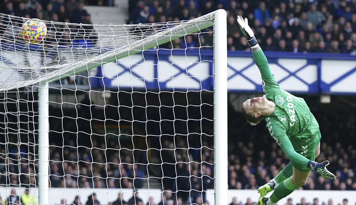 Penjaga gawang Everton Jordan Pickford melompat untuk menyelamatkan tendangan bebas saat melawan Aston Villa pada pertandingan sepak bola Liga Inggris di Stadion Goodison Park, Liverpool, Inggris, 22 Januari 2022. Aston Villa menang dengan skor 1-0. (AP Photo/Jon Super)