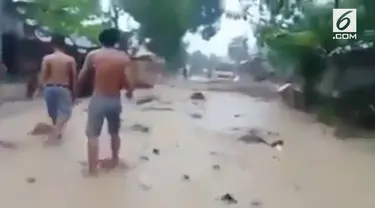 Sebuah rekeman beredar berisi arus deras air yang menerjang permukiman di Pacitan.