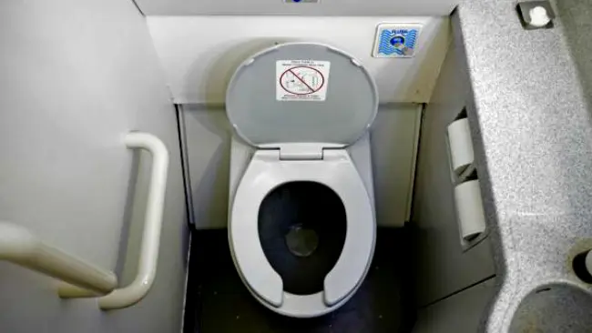 Ilustrasi toilet di dalam pesawat terbang. (Sumber Katherine Welles/Shutterstock)
