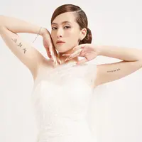 Penampilan Adhisty Zara dalam balutan gaun pengantin dengan tato di photoshoot terbaru curi perhatian. (Instagram/zaraadhsty).