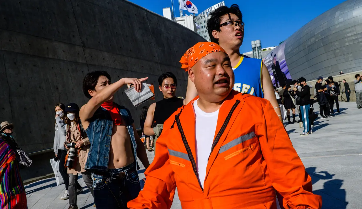 Para peserta berjalan-jalan selama Seoul Fashion Week Spring/Summer 2023 di Dongdaemun Design Plaza di Seoul pada 12 Oktober 2022. Peragaan busana ini dimulai pada 11 Oktober 2022 selama lima hari. (AFP/Anthony Wallace)