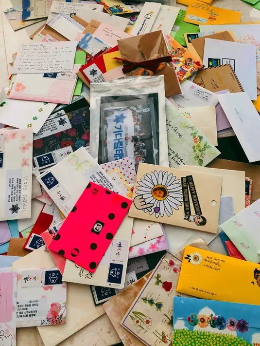 Hal tersebut dapat dilihat dari sebuah postingan foto yang ada di akun Instagram pribadinya. Pada postingan foto itu tampak tumpukan surat dari para penggemar. (Foto: instagram.com/__youngbae__)