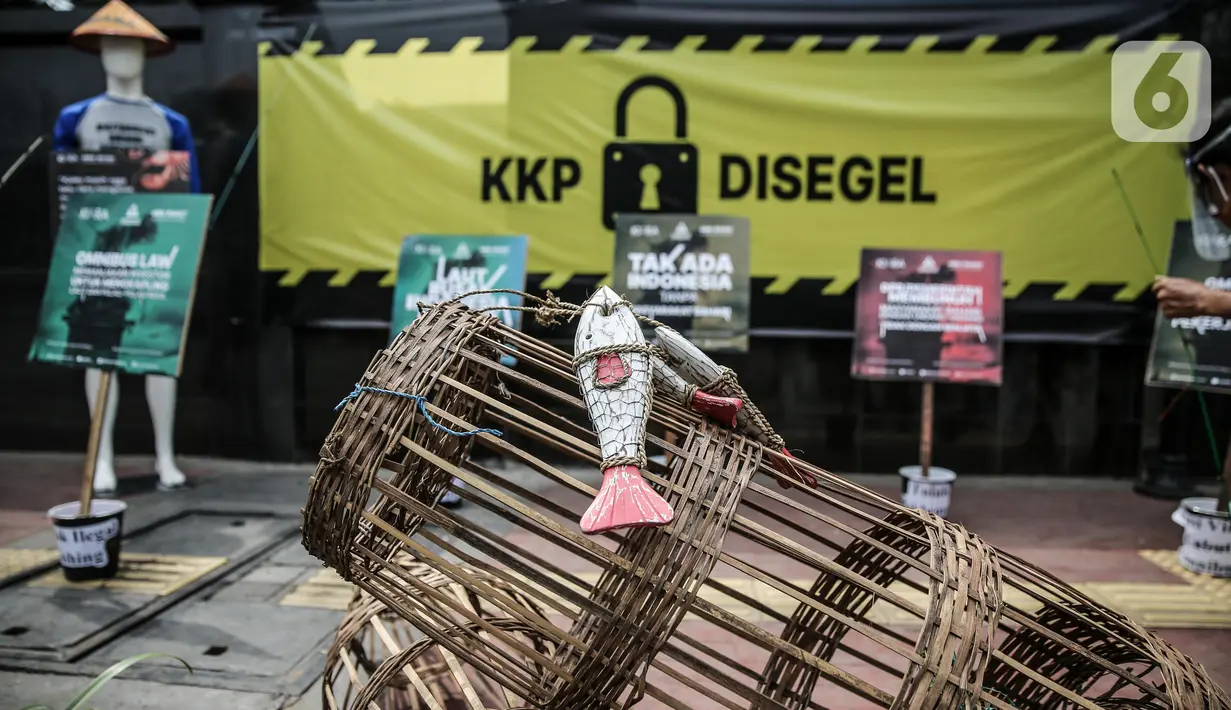 Massa Kiara menggelar aksi di depan Gedung Kementerian Kelautan dan Perikanan, Jakarta, Senin (13/7/2020). Mereka meminta Menteri KKP Edhy Prabowo yg dinilai tidak berpihak kepada nelayan tradisional skala kecil, pembudidaya ikan, serta faktor perikanan rakyat lainnya. (Liputan6.com/Faizal Fanani)