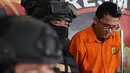 Tersangka pencurian dan pembunuhan sadis terhadap Jeanne Setyadi (78) tertunduk di Polda Metro Jaya, Jakarta, Kamis (26/7). Nenek Jeanne ditemukan tak bernyawa dengan kondisi tertelungkup di lantai. (Liputan6.com/Immanuel Antonius)