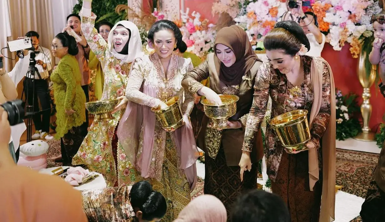 <p>Putri kedua pasangan Atta Halilintar dan Aurel Hermansyah baru aja melakukan proses Tedak Siten. Keluarga inti hadir dengan nuansa Jawa yang kental. [Foto: Instagram/attahalilintar]</p>