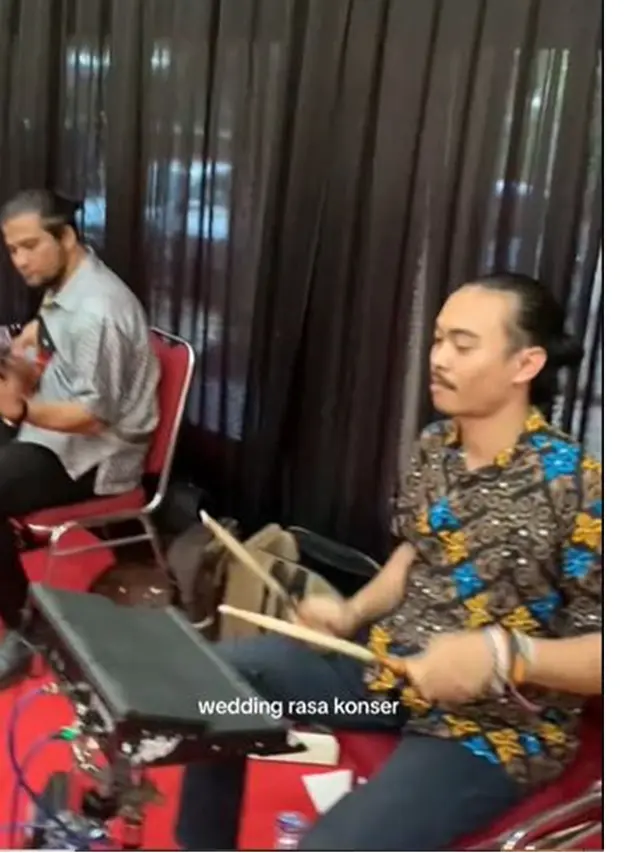 6 Potret Sheila On 7 Kondangan di Acara Nikahan, Sumbang Lagu di Panggung Sederhana