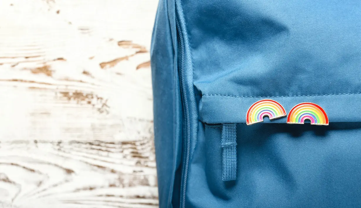Badge Backpack. Badge dengan patch-patch yang super cool pernah hits pada jamannya. Tapi tidak ada salahnya kamu menggunakan badge pada backpack di masa sekarang untuk membuat backpack mu terlihat keren saat pergi ke kampus / copyright shutterstock