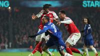 Joao Pedro dikawal ketat Noni Madueke dan Gabriel Magalhaes di laga Arsenal vs Chelsea di semifinal kedua EFL Cup di Emirates Stadium, Rabu (04/02/2026) dini hari WIB. (AP Photo/Ian Walton)