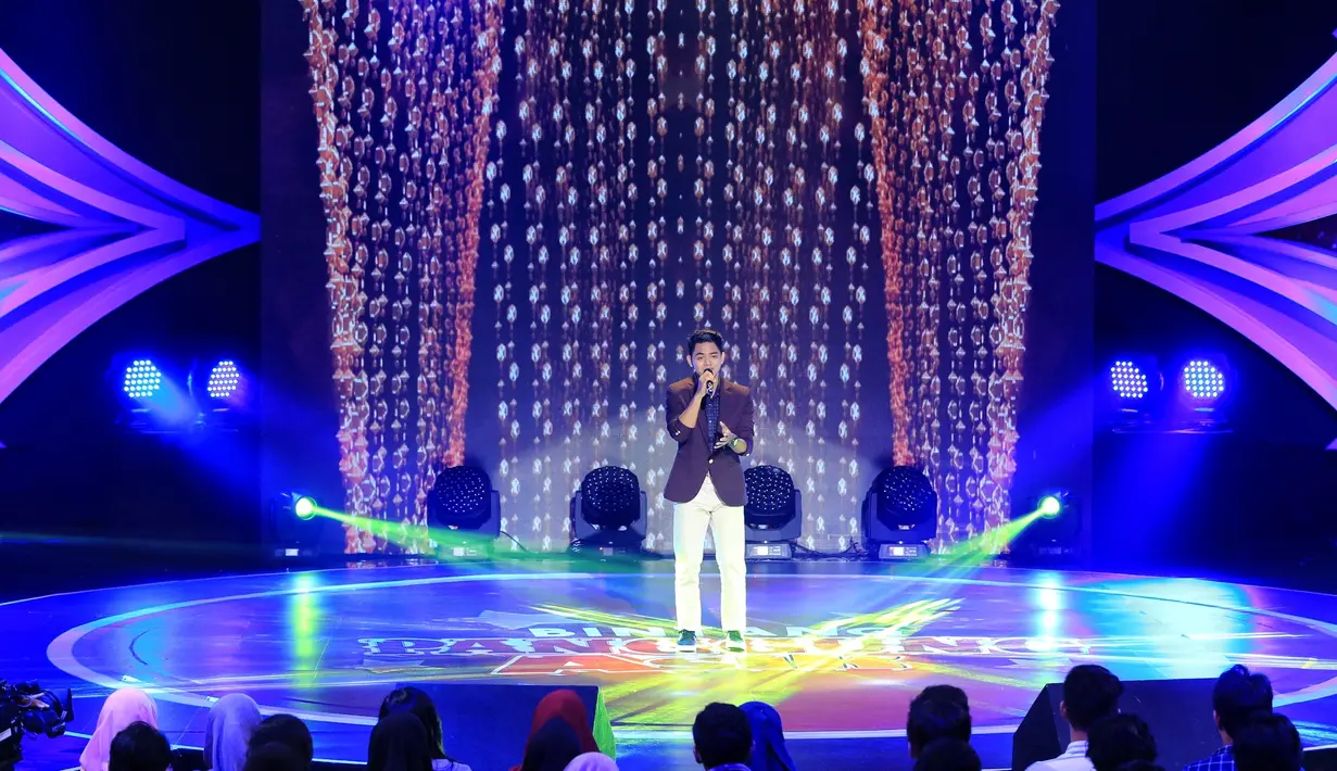 Hadir di panggung megah itu Faim membawakan lagu Surat Cinta Untuk Starla yang diaransemen ulang dan memasukan unsur dangdut di dalamnya, sehingga dewan juri pun ikut bergoyang bersamanya. (Adrian Putra/Bintang.com)