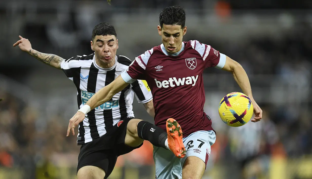Bek West Ham United, Nayef Aguerd (kanan) berebut bola dengan gelandang Newcastle United, Miguel Almiron pada laga Liga Inggris 2022/2023 di St James' Park, Newcastle (4/2/2023). Sebagai bek, Nayef Aguerd sempat ingin mengenakan nomor punggung 6 bersama West Ham usai didatangkan dari Rennes. Namun karena nomor tersebut telah dipensiunkan untuk mengenang legenda klub, Bobby Moore, jadilah ia memilih nomor punggung 27 sebagai bentuk janjinya kepada rekannya di Maroko. (AFP/Oli Scarff)
