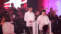 Capres-cawapres nomor urut 01 Joko Widodo atau Jokowi (kiri) dan Ma'ruf Amin saat memaparkan visi misi dalam debat Pilpres 2019, Jakarta, Kamis (17/1). (Liputan6.com/Faizal Fanani)