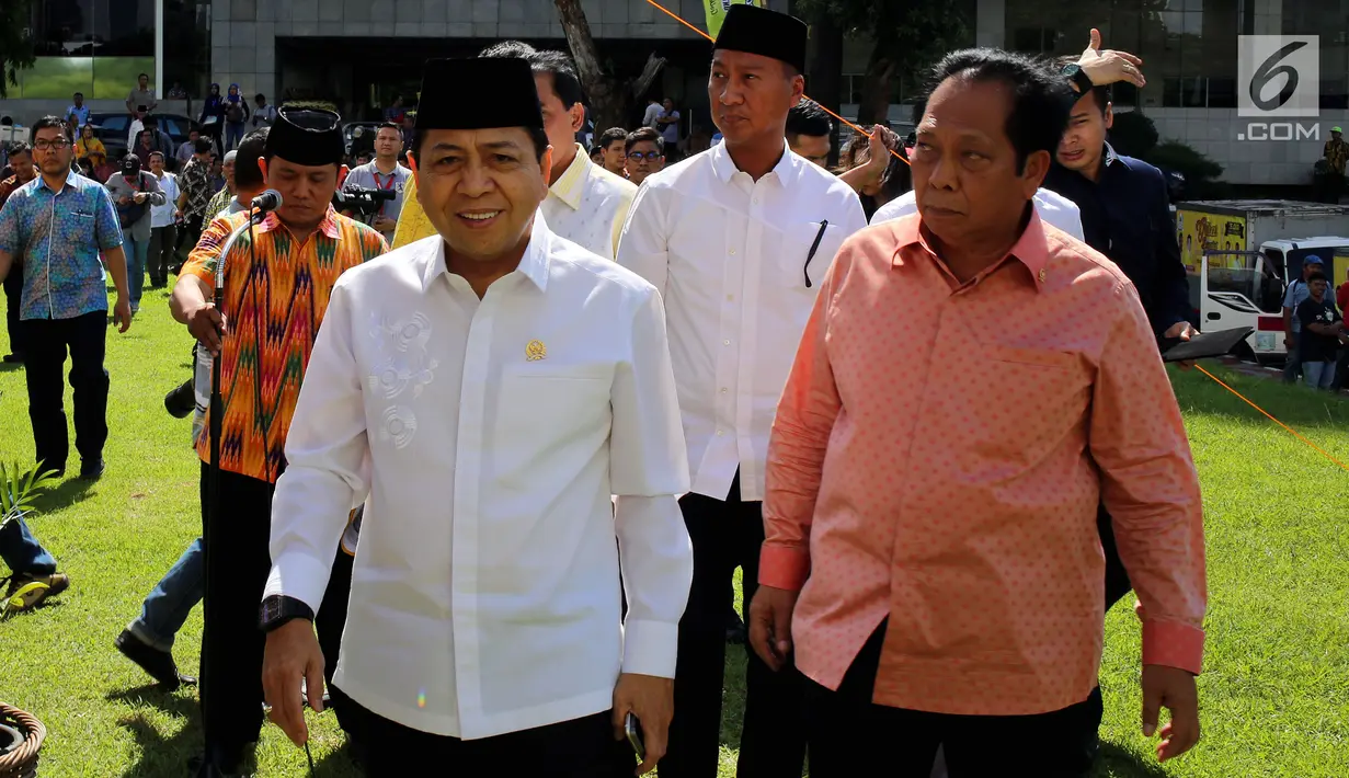 Ketua DPR sekaligus Ketua DPP Partai Golkar Setya Novanto di dampingi sejumlah Fraksi Partai Golkar menghadiri Acara pelepasan 25 ribu paket sembako, di Komplek Parlemen, Senayan, Jakarta, Jumat (16/6). (Liputan6.com/Johan Tallo)