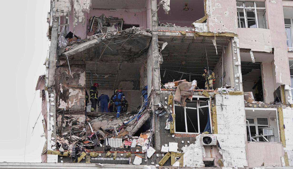 Pertemuan tersebut dimaksudkan untuk merumuskan rincian kesepakatan guna menyelesaikan perang yang telah berlangsung hampir empat tahun antara Rusia dan Ukraina. Tampak dalam foto, tim penyelamat bekerja di lokasi bangunan yang rusak akibat serangan Rusia di Kyiv, Ukraina, Sabtu, 27 Desember 2025. (AP Photo/Efrem Lukatsky)
