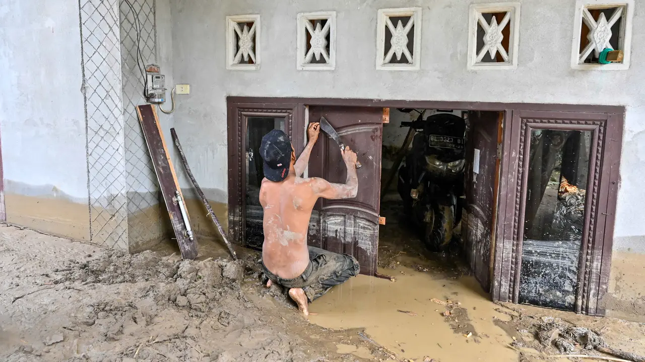 Di Aceh, Permukiman Warga Nyaris Tertutup Material Sisa Banjir