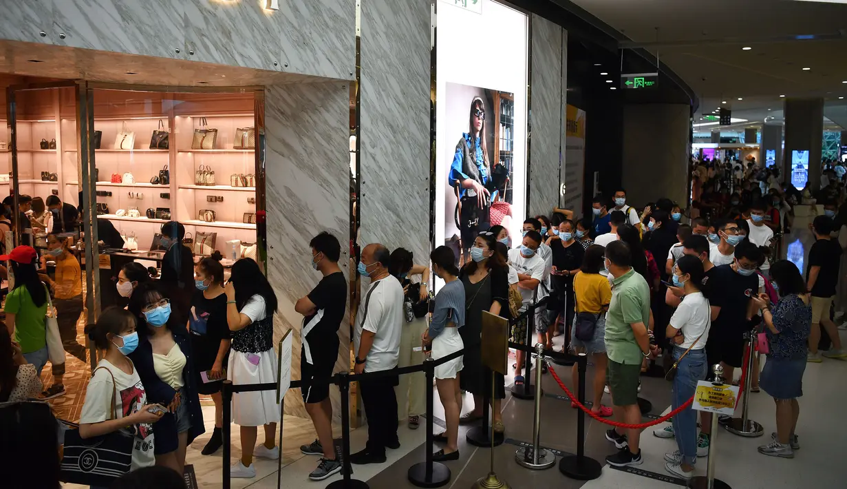 Para turis berbelanja di pusat perbelanjaan bebas pajak (duty free) di Kota Sanya, Provinsi Hainan, China selatan, pada 5 Oktober 2020. Hainan mencatatkan lonjakan penjualan produk bebas pajak selama liburan Hari Nasional dan Festival Pertengahan Musim Gugur. (Xinhua/Guo Cheng)