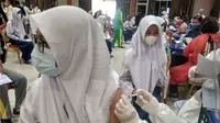 Vaksinasi Massal di Batam, BIN Sasar Pelajar SMP dan SMA. (Foto: Liputan6.com/Ajang Nurdin)