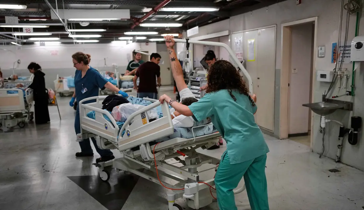 Staf medis memindahkan pasien ke fasilitas bawah tanah yang dilindungi setelah serangan rudal Iran, di Rumah Sakit Ichilov, Tel Aviv, Israel, Senin 8 Juni 2026. (AP Photo/Ohad Zwigenberg)