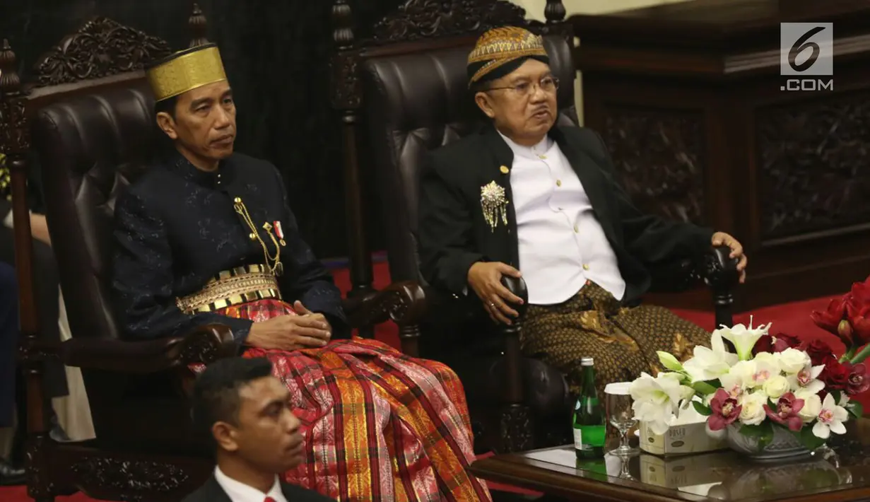 Presiden Joko Widodo (Jokowi) dan Wakil Presiden Jusuf Kalla pada Sidang Tahunan MPR di kompleks Parlemen, Senayan, Jakarta, Rabu (16/8). Sidang tersebut beragendakan mendengar pidato Presiden Joko Widodo selaku Kepala Negara. (Liputan6.com/Johan Tallo)