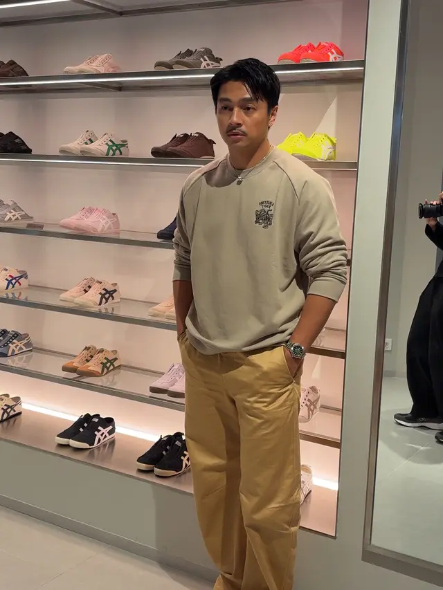 Deva Mahenra  hadir di opening store Onitsuka Tiger Plaza Indonesia. [Anisha/Fimela]