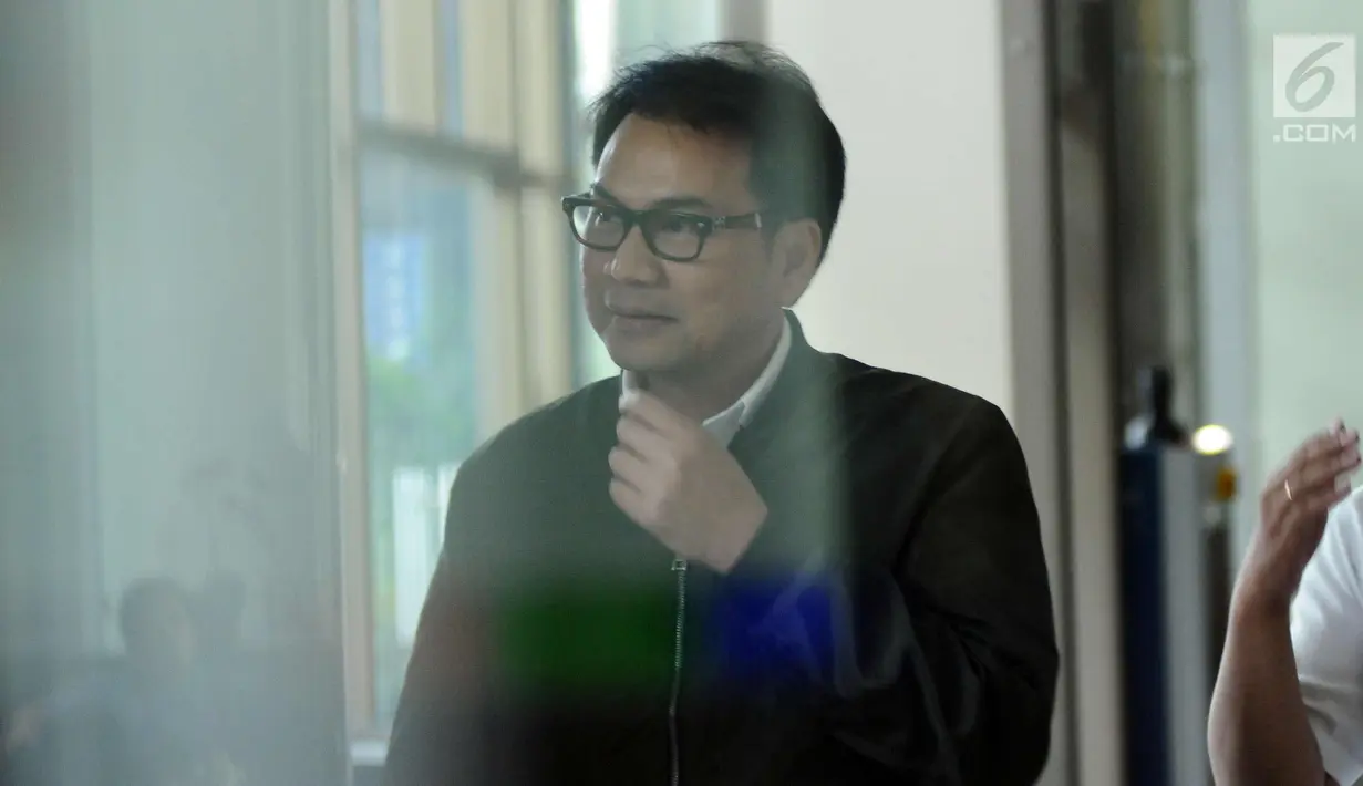 Ekspsresi Politisi Partai Golkar Aziz Syamsuddin usai menjalani pemeriksaan di Gedung KPK, Jakarta, Senin (27/11). Ia diperiksa sebagai saksi yang meringankan untuk tersangka dugaan korupsi pengadaan e-KTP, Setya Novanto. (Liputan6.com/Helmi Fithriansyah)