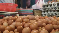 Telur yang dijual terlihat di Pasar Cibubur, Jakarta, Kamis (16/6/2022). Berdasarkan pantauan di Pusat Informasi Harga Pangan Strategis Nasional (PIHPS), terpantau ada beberapa kebutuhan pokok yang harganya naik. (Liputan6.com/Herman Zakharia)