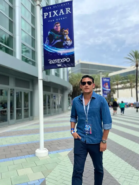 Dalam sesi wawancara via telepon dengan Showbiz Liputan6.com, Sabtu (24/9/2022), Arifin Putra membeberkan, ada banyak judul baru yang siap digarap Disney di antaranya Indiana Jones, Captain America dengan pemain baru, Ant-Man, Black Panther, Andor (Serial TV), Mandalorian, dan yang paling seru tentu saja Avatar. “Kemarin kita dapat cuplikan 3D eksklusif. Enggak sabar nonton filmnya!” serunya. (Foto: Dok. Koleksi Pribadi Arifin Putra)