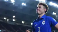Bek senior Timnas Thailand, Theerathon Bunmathan menangis usai gagal membawa Changsuek melaju ke fase ketiga Kualifikasi Piala Dunia 2026. (Dok. Changsuek)