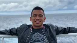 Gya casual winger Persebaya kelahiram Bantaeng, 1 Mei 1996 ini memang sangat keren. Dengan jaket dan kaus serba hitam, Irfan terlihat begitu enjoy menikmati suasana pantai di belakangnya. (Liputan6.com/IG/@irfanjayaij41)