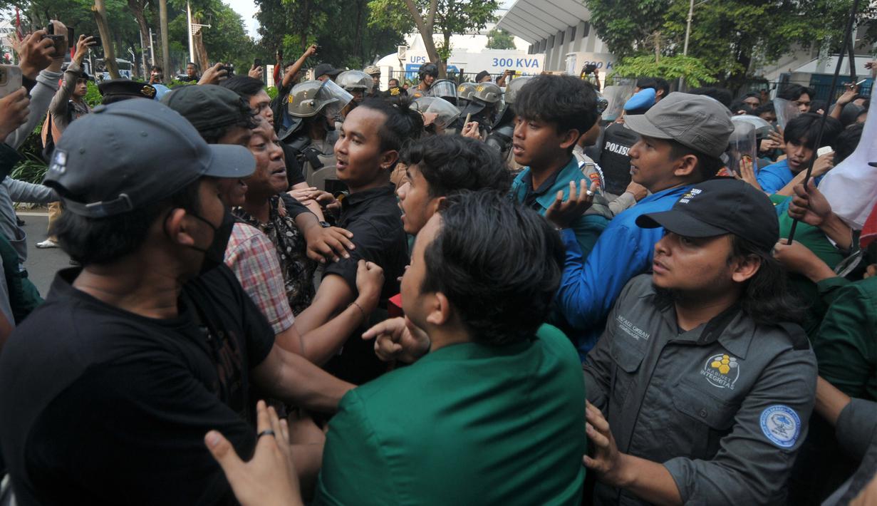 Aksi para mahasiswa ini digelar sekitar pukul 16.30 WIB. (merdeka.com/Imam Buhori)