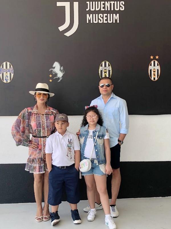 Tak ingin melewatkan kesempatan, Krisdayanti bersama Raul Lemos dan kedua anaknya berfoto di depan museum klub sepak bola Juventus. (Liputan6.com/IG/krisdayantilemos)
