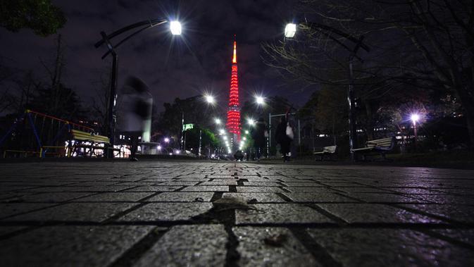 Menara Tokyo tampak dihiasi cahaya berwarna merah dalam rangka menyambut Tahun Baru Imlek di Tokyo, Jepang, pada 24 Januari 2020. Menara Tokyo dihiasi cahaya berwarna merah pada Jumat (24/1) untuk merayakan datangnya Tahun Tikus China yang jatuh pada 25 Januari 2020. (AP/Eugene Hoshiko)