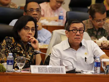 Menteri Keuangan Sri Mulyani bersama Menkumham Yasonna Laoly saat rapat kerja dengan Banggar DPR, Jakarta, Selasa (4/9). Rapat kerja membahas penyampaian pokok-pokok RUU APBN 2019 serta pembentukan Panja dan tim perumus. (Liputan6.com/JohanTallo)