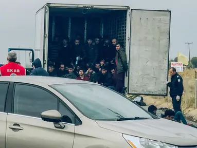 Para migran berada di dalam  truk berpendingin yang ditemukan oleh polisi di sebuah jalan tol, Yunani utara, Senin (4/11/2019). Penemuan setelah polisi menghentikan truk untuk pemeriksaan rutin dan menemukan sebanyak 41 migran yang diduga dari Afghanistan. (Stavros Karypidis/xanthinews.gr via AP)
