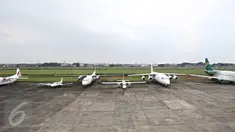 Sejumlah pesawat terbang terparkir di Bandara Pondok Cabe di Pamulang, Tangerang Selatan, Senin (22/2). Maret mendatang, maskapai Garuda Indonesia akan membuka penerbangan dari bandara milik PT Pertamina (persero) ini. (Liputan6.com/Immanuel Antonius)