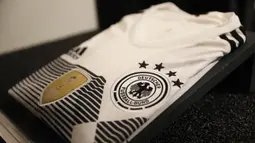 Sebuah jersey baru milik tim nasional Jerman yang akan digunakan untuk Piala Dunia 2018 di Berlin, Selasa (7/11/2017). Dengan jersey ini Der Panser akan berjuang mempertahankan gelar juara dunia. (AFP/Odd Andersen)