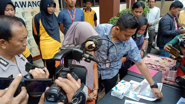 ET alian Ny (40) janda janda beranak satu, warga Dusun Simpar Rt 001/003, Desa Kutaraharja, Kecamatan Banyusari, Karawang ditangkap polisi karena diduga membunuh bayinya. (Foto: Liputan6.com/Abramena)