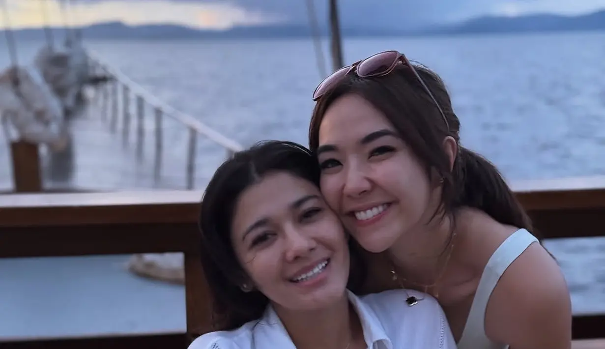 Gisella dan Naysila tampak duduk santai di tepi laut dengan latar belakang pemandangan laut yang indah. Mereka tersenyum hangat, menunjukkan keakraban dan kebahagiaan menikmati suasana yang tenang dan hangat di atas kapal. (Liputan6.com/IG/@gisel_la)