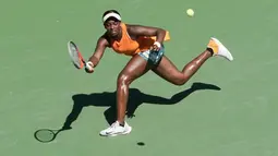 Petenis AS, Sloane Stephens mengembalikan bola ke arah Anastasija Sevastova dari Latvia pada perempat final AS Terbuka di New York, Selasa (4/9). Juara bertahan Stephens dipastikan terhenti langkahnya usai dikalahkan 2-6 dan 3-6. (KENA BETANCUR/AFP)