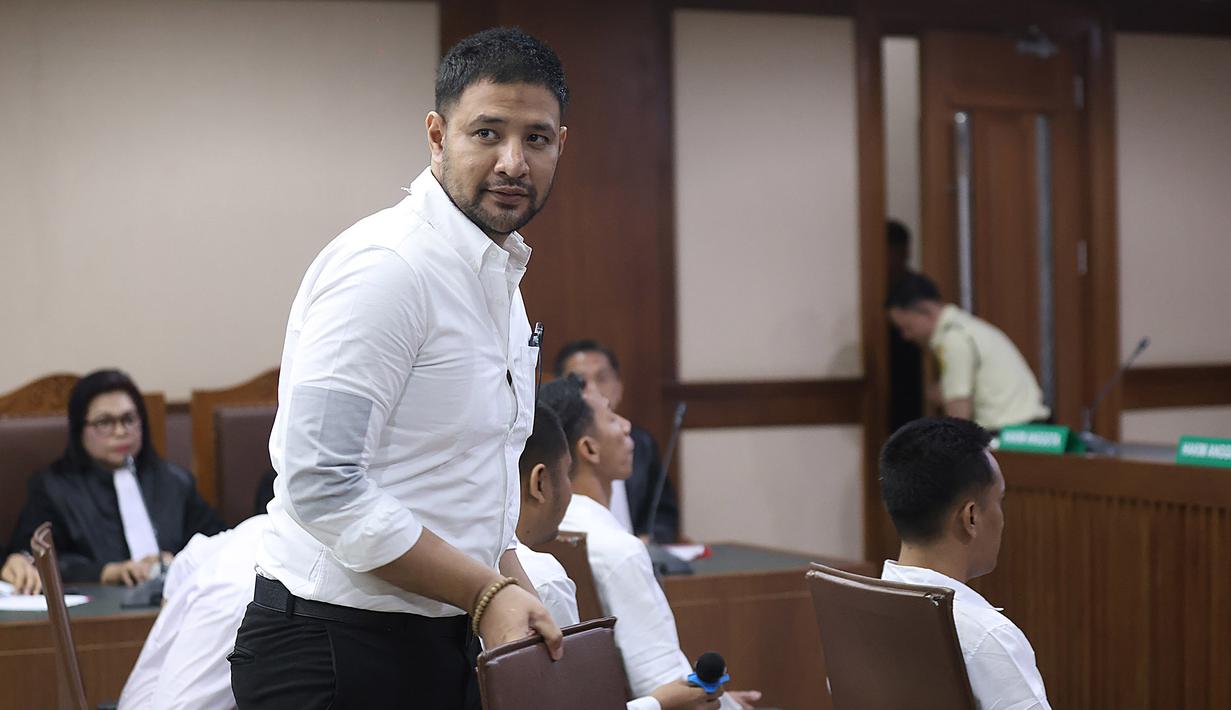 Mantan aktor Muhammad Ammar Akbar alias Ammar Zoni kembali hadir dalam persidangan dalam kasus dugaan peredaran narkoba di dalam Rumah Tahanan (Rutan) di Pengadilan Negeri Jakarta Pusat, Jakarta, Kamis (29/1/2026). Sidang kasus dugaan peredaran narkoba di dalam Rumah Tahanan (Rutan) dengan terdakwa Muhammad Ammar Akbar alias Ammar Zoni kembali digelar. (Kapanlagi.com/Budy Santoso)