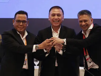 Ketum PSSI, Mochamad Iriawan dan Waketum PSSI, Iwan Budianto dan Cucu Somantri, foto bersama usai KLB PSSI di Hotel Shangri-La, Jakarta, Minggu (2/11/2019). Iwan akan memimpin PSSI selama empat tahun, dari 2019 hingga 2023. (Bola.com/M Iqbal Ichsan)