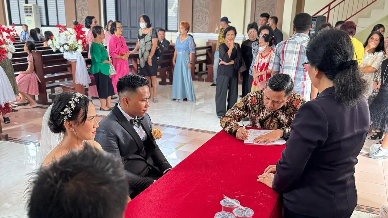 Bharada Richard Eliezer Pudihang Lumiu alias Bharada E resmi mempersunting kekasihnya Duce Maria Angeline Christanto alias Ling Ling.