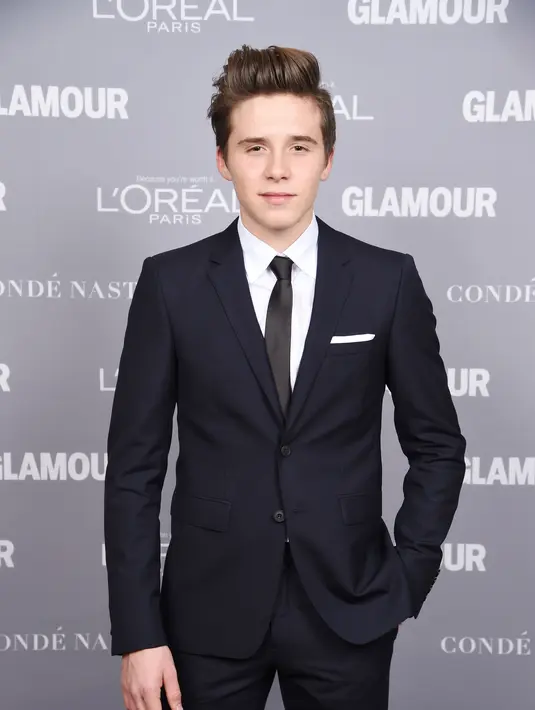 Kencan mesra antara Brooklyn dan Sonia sudah tertangkap oleh kamera paparazi, tak hanya itu disetiap momen foto bersama Brooklyn nampak merangkul pinggang Sonia. (Bintang.com/AFP)