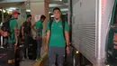 Para pemain Timnas Indonesia saat memasukan barang bawaan ke mobil usai keluar dari gerbang Ninoy Aquino International Airport (NAIA), Manila, Filipina, (17/11/2016). (Bola.com/Nicklas Hanoatubun)