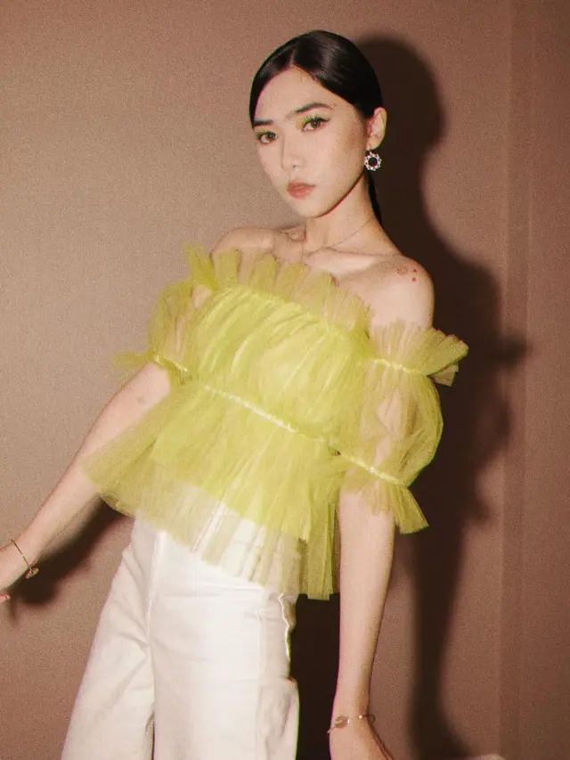 Gaya Busana Retro Isyana Sarasvati, Tampil Stylish. (Sumber: Instagram/isyanasarasvati)