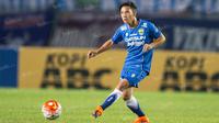 Gelandang Persib, Kim Jeffrey Kurniawan, saat laga Torabika Soccer Championship 2016 melawan Sriwijaya FC di Stadion Si Jalak Harupat, Bandung, Sabtu (30/4/2016). (Bola.com/Vitalis Yogi Trisna)