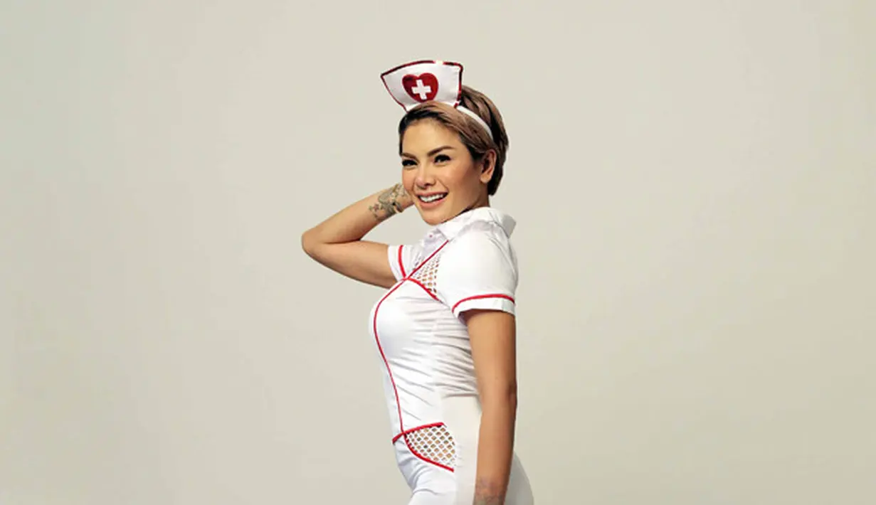 Sebelum memutuskan untuk menutup auratnya, Nikita Mirzani terlebih dulu akan memperbaiki sikabnya terlebih dulu. Ia tak mau buru-buru mengenakan hijab jika nantinya terpaksa melepas lagi. (Nurwahyunan/Bintang.com)